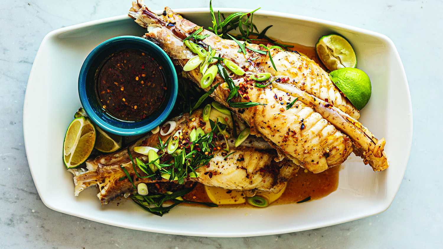 ذيول سمك متبّلة بالصويا، والزنجبيل والزبدة