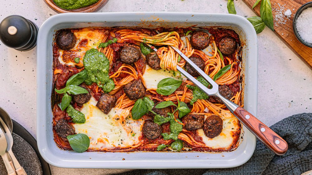 سباغيتي مع كرات اللحم النباتي الصرف من فيوتشر فارم مع صلصة البيستو