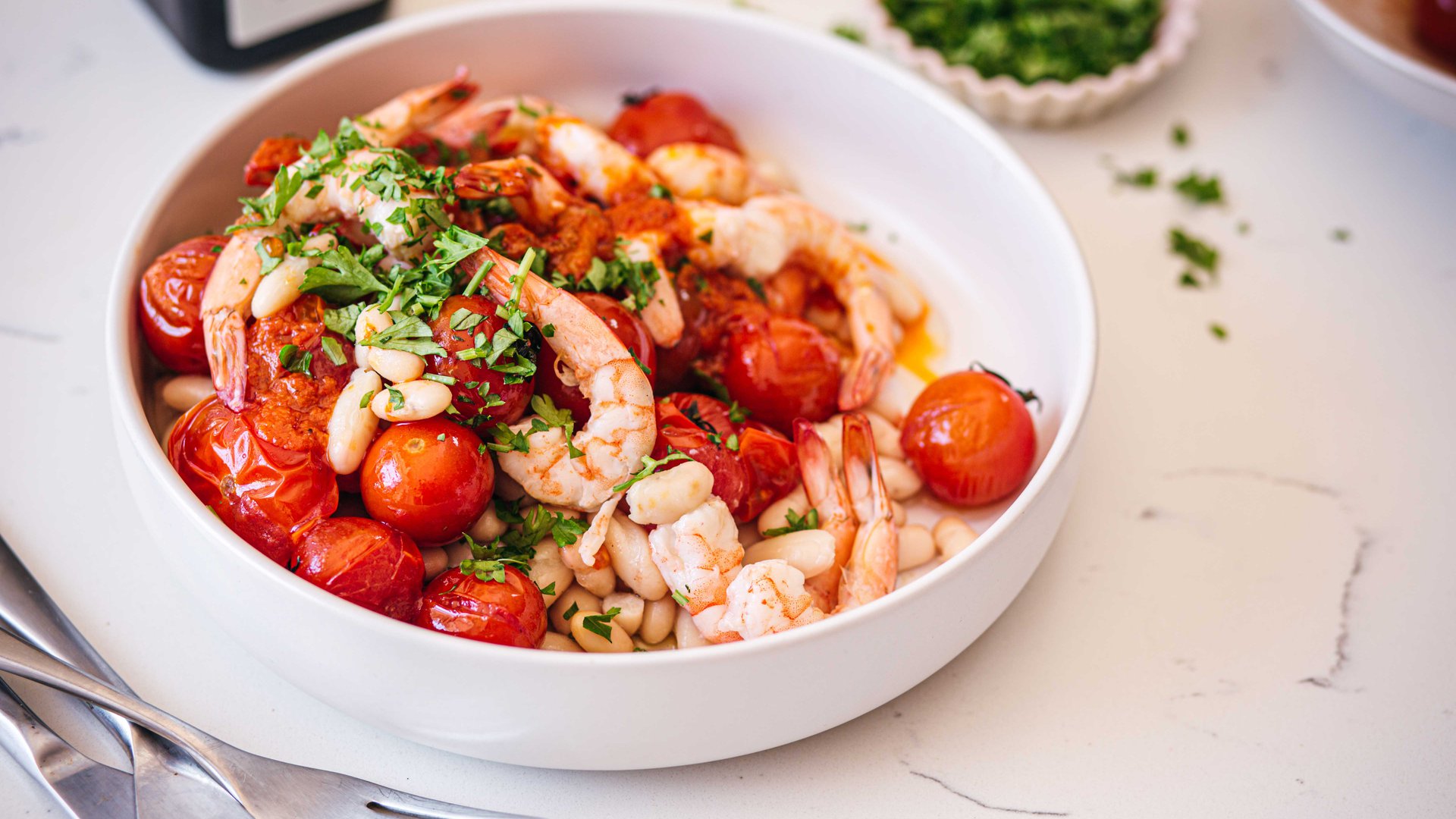 Spicy prawn and tomato white bean salad