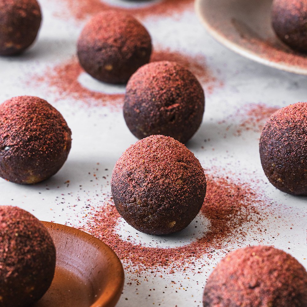 لقيمات معزّزة للطاقة بالبرتقال، والتمر والتوت البري