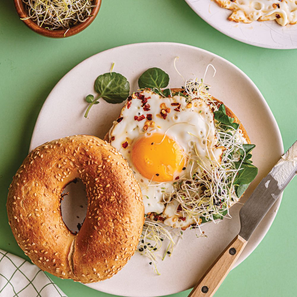 خبز بيغل ببراعم البصل