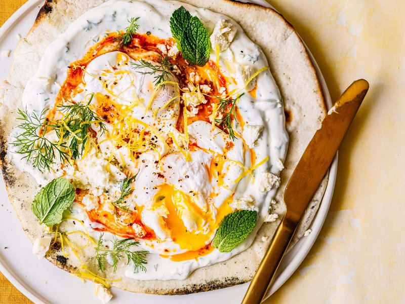 الزبادي اليوناني يصنع قاعدة كريمية لطبق البيض التركي