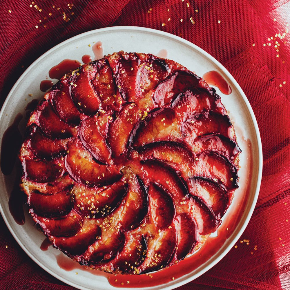 كيك مقلوب بالخوخ والهيل والسكر الأسمر