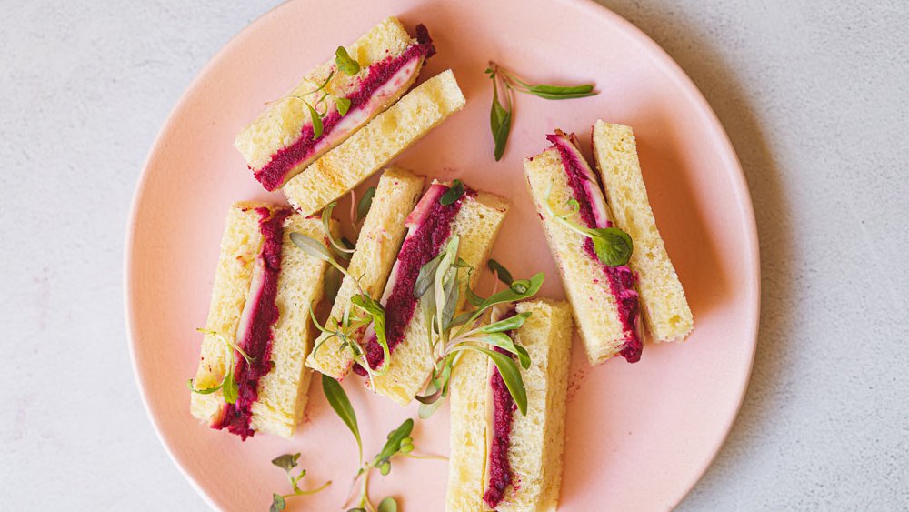 سندويشات أصابع الدجاج المشوي والحمص بالشمندر