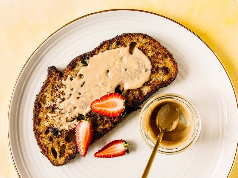 يمكن تحضير التوست الفرنسي النباتي باستخدام حليب الشوفان وشراب القيقب وزيت جوز الهند