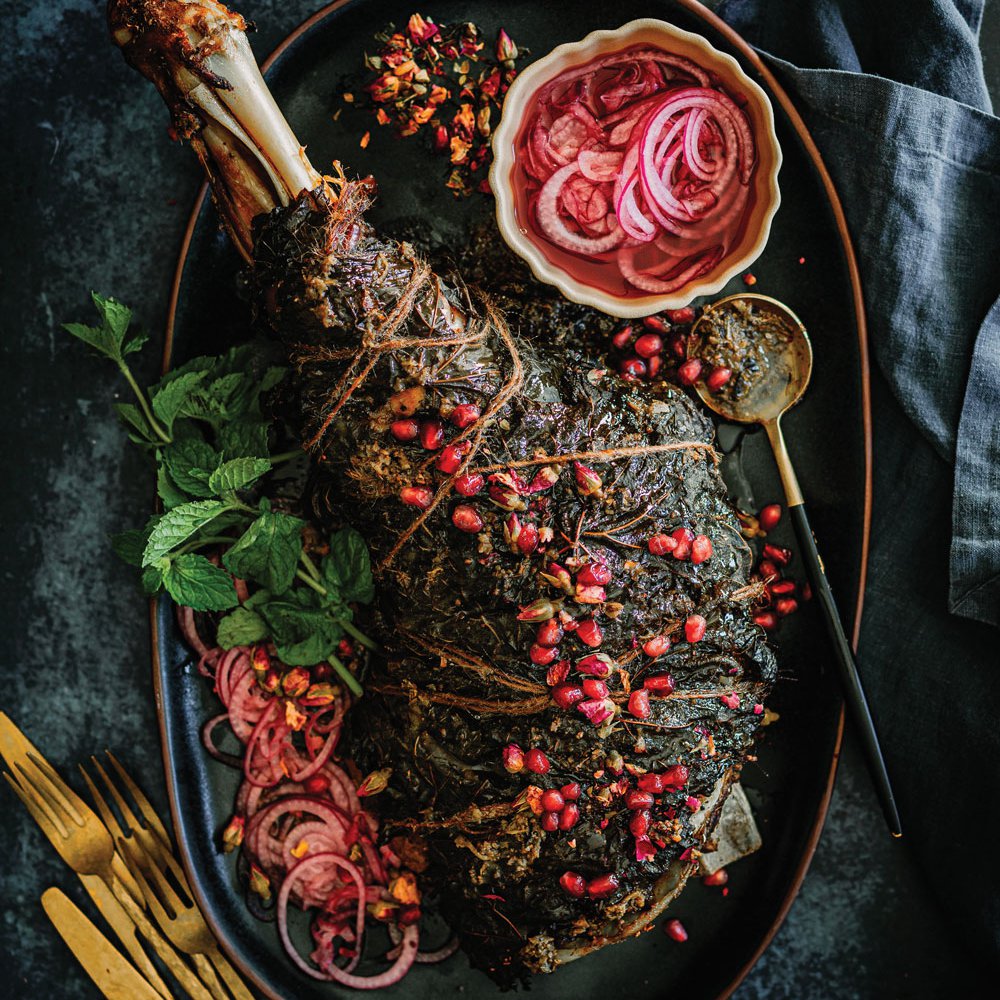 لحم ضأن ملفوف بورق العنب مع بصل مخلّل بماء الورد