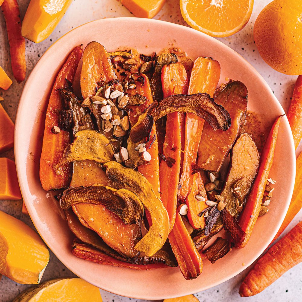 بطاطا حلوة وجزر مع رقائق اليقطين المقرمشة وزبدة الميسو المحروقة