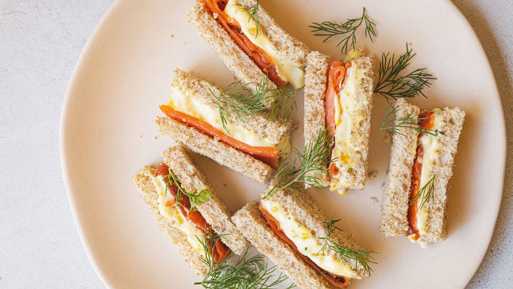 سندويشات أصابع السلمون المدخّن والبيض المقطّع