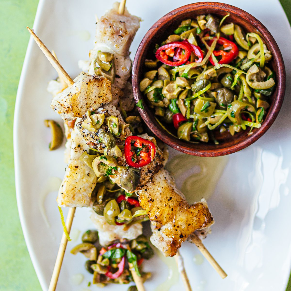 أسياخ السمك المشوي مع صلصة الزيتون والريحان والكبر