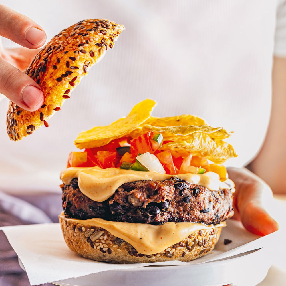 Chipotle burger with pico de gallo and nachos