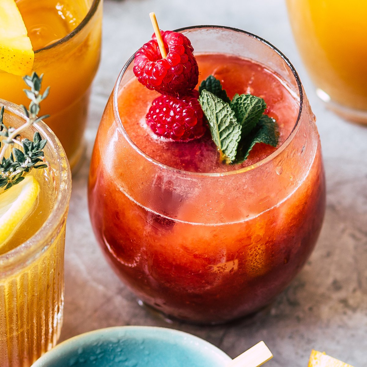 شاي مثلج بالتوت الأحمر وماء الورد