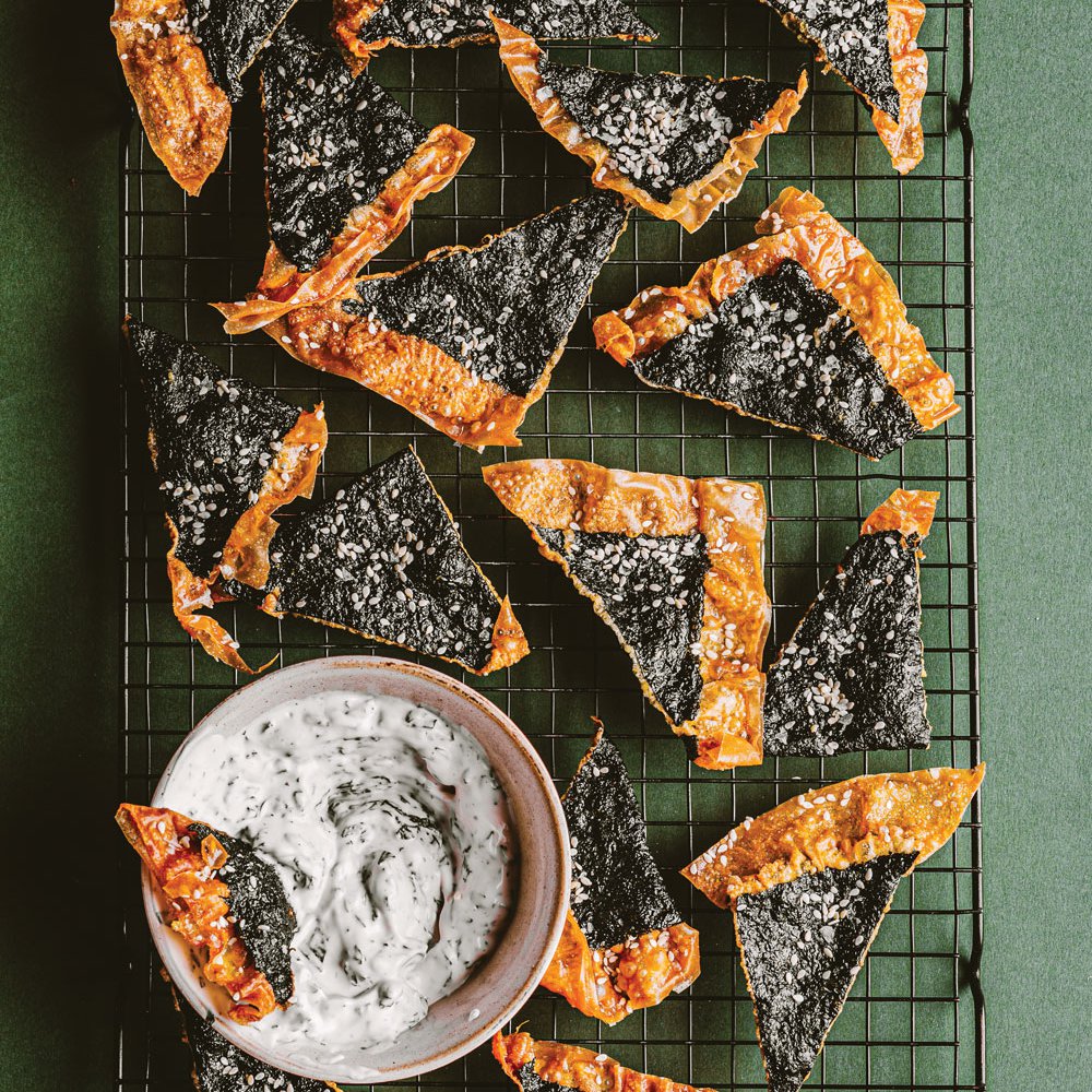 رقائق النوري بالسمسم مع تغميسة من الأعشاب البحرية