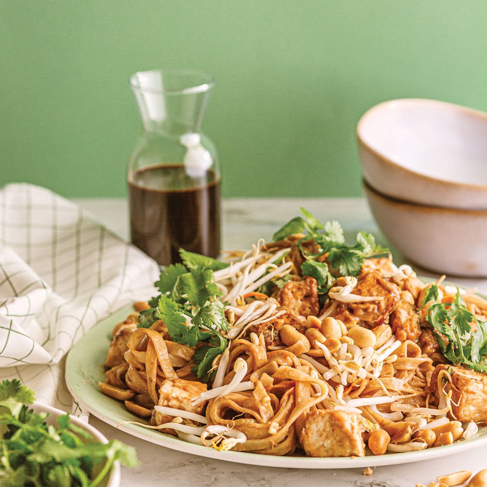 نودلز باد تاي نباتية صرفة مع براعم الفاصولياء