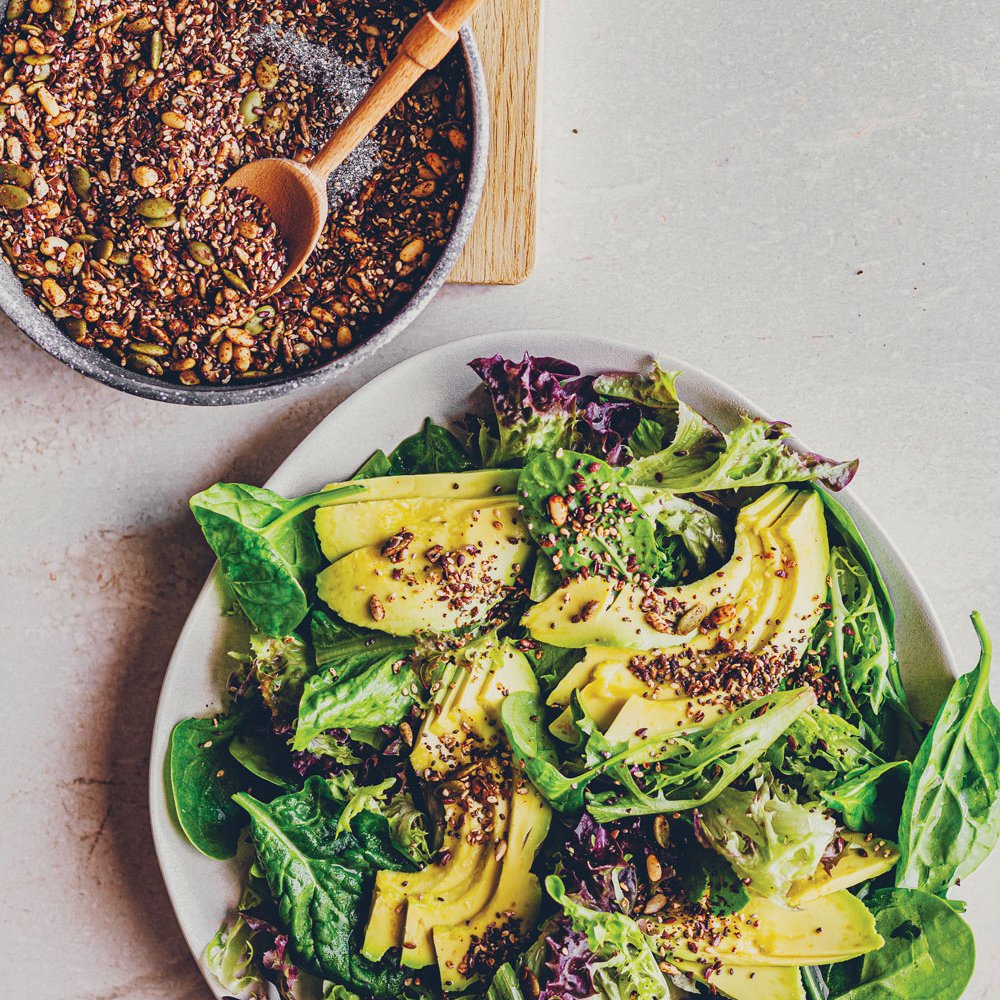 بذور صويا مدخّنة وبذور أخرى للرش فوق السلطة