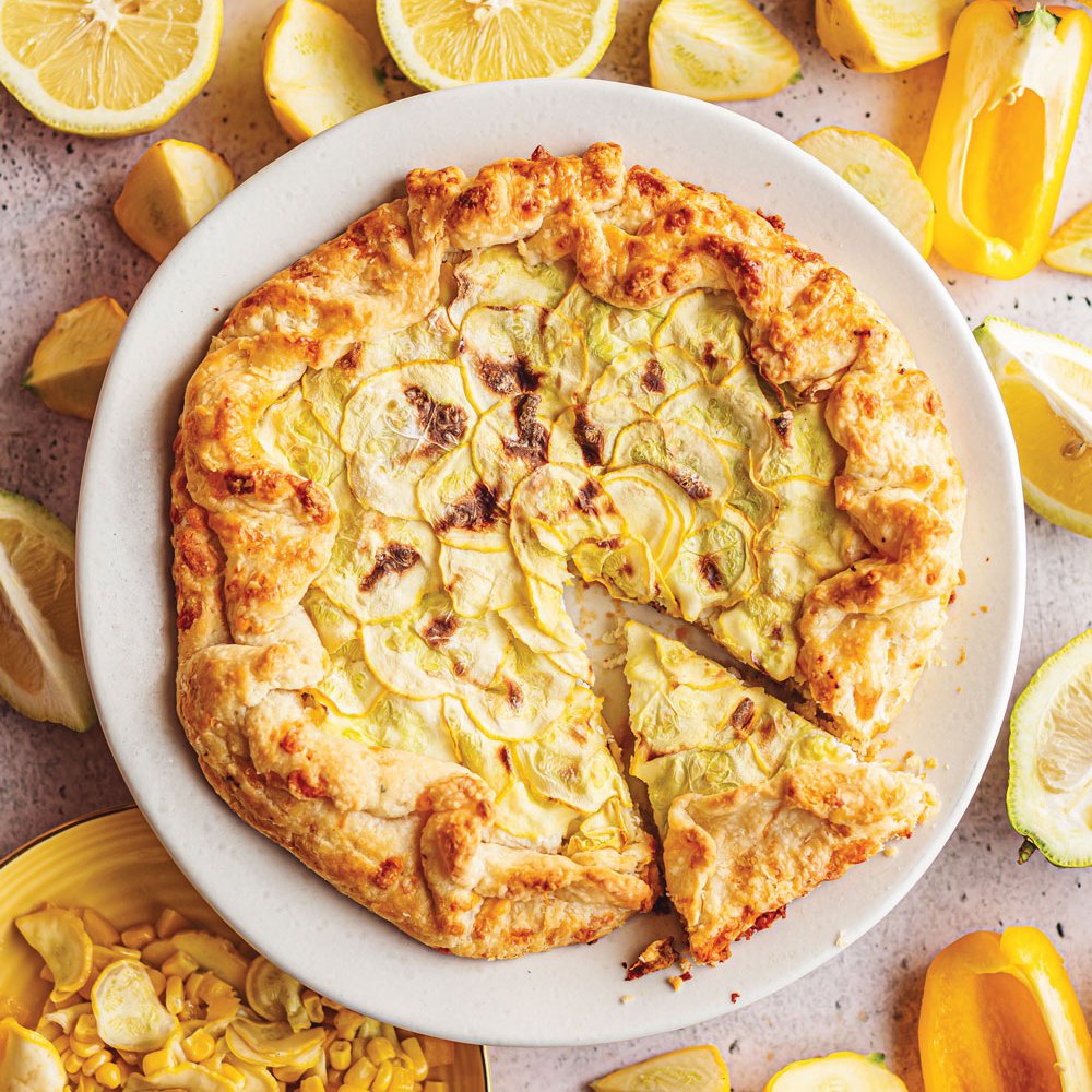 كعكة قرع الباتي بان مع صلصة الذرة والفليفلة الصفراء