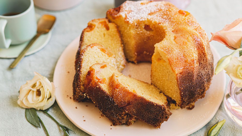 Apricot, almond and semolina Bundt cake
