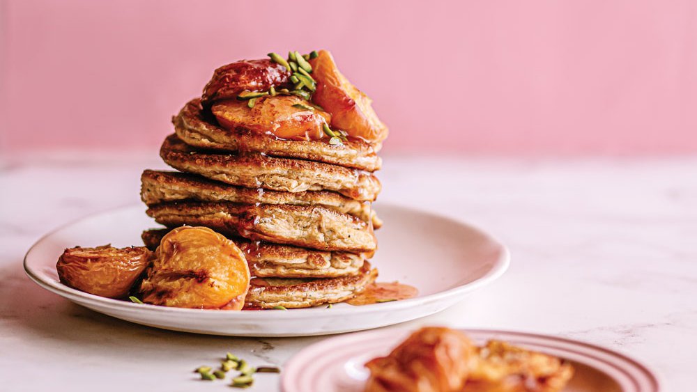 بانكيك الفستق الحلبي الغنية بالبروتينات مع درّاق مشوي وكاراميل بالدرّاق