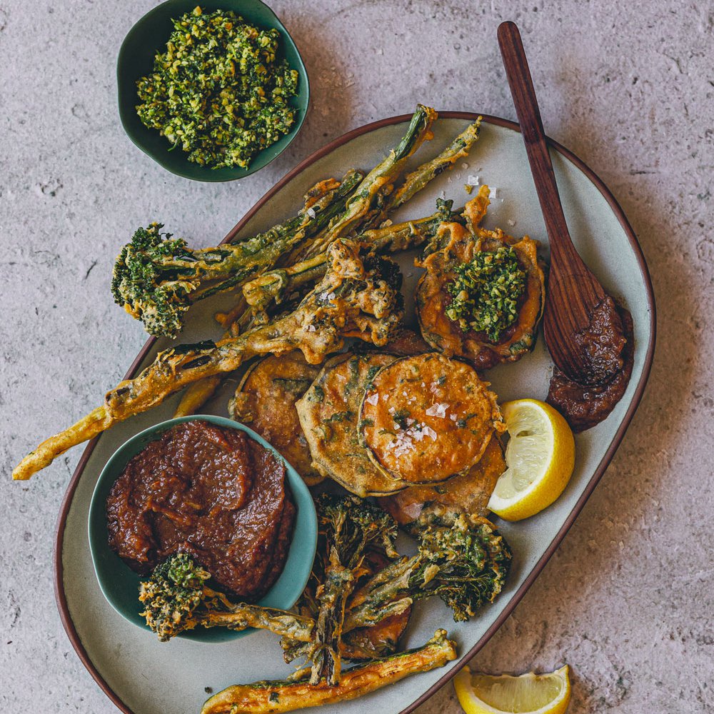 Mixed vegetable pakoras with chutney