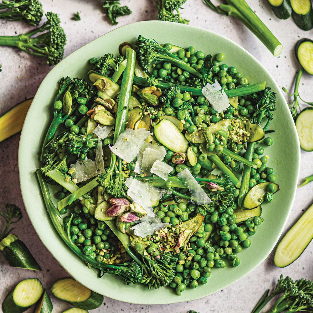 سوتيه الكوسى والبروكولي والبازلاء مع جبنة بارميجانو وفستق حلبي