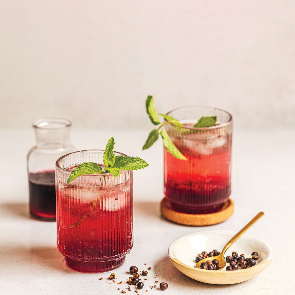 شراب توت العرعر والنعناع والكشمش الأسود