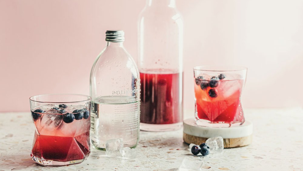 مشروب التوت الأزرق والإجاص والليمون