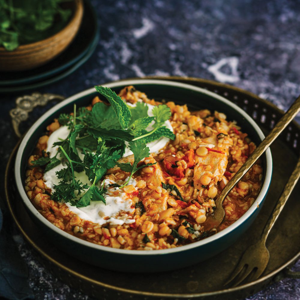 دجاج حليم بالبصل المكرمل مع أعشاب مشكّلة