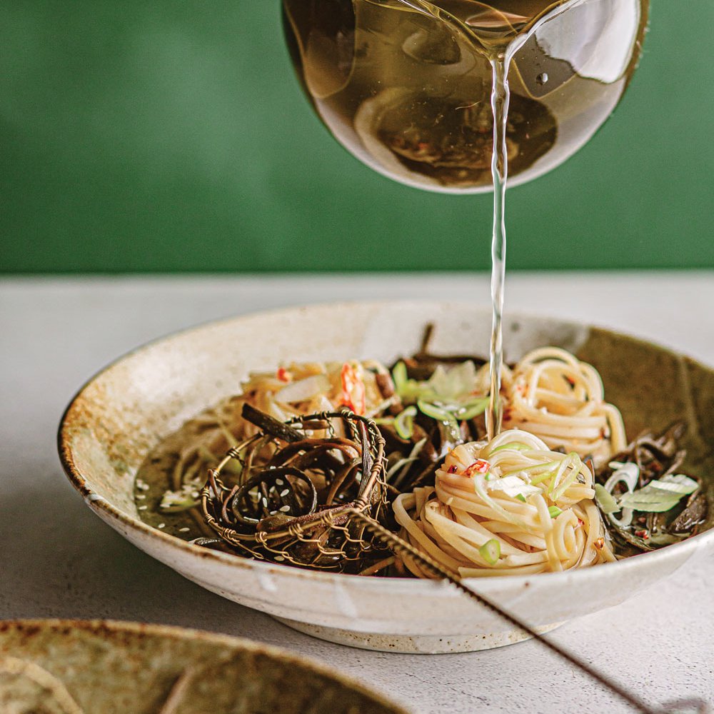 نودلز بمرقة داشي بطحالب كومبو مبرّدة مع سباغيتي الأعشاب البحرية