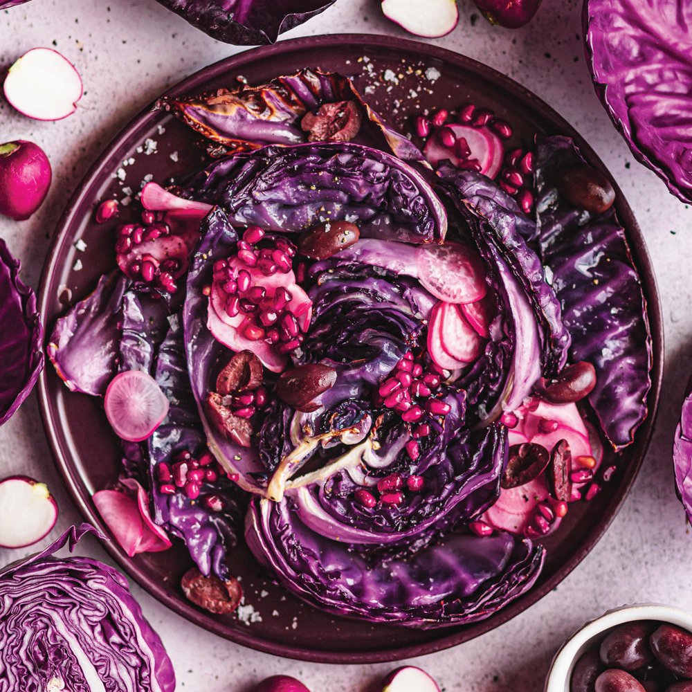 ملفوف مشوي مع فجل مخلّل ورمان وزيتون