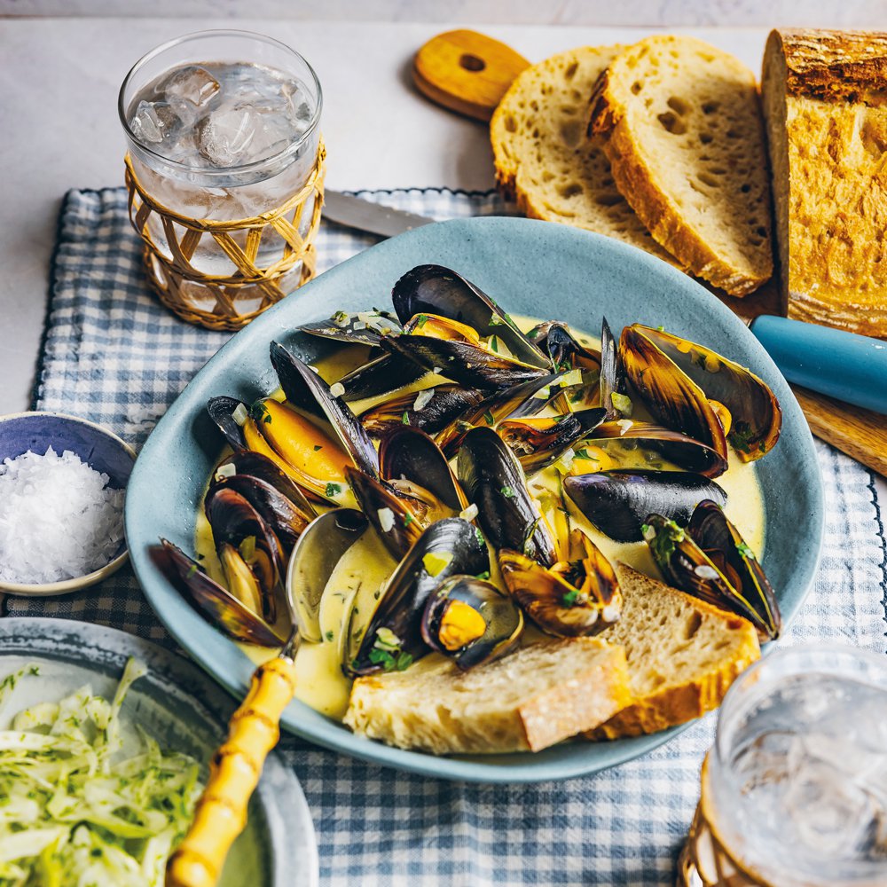 Creamy garlic, lemon and dill mussels with fennel salad