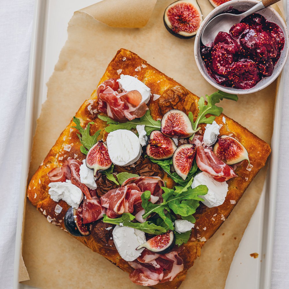 Focaccia flatbread with figs, bresaola and goat’s cheese