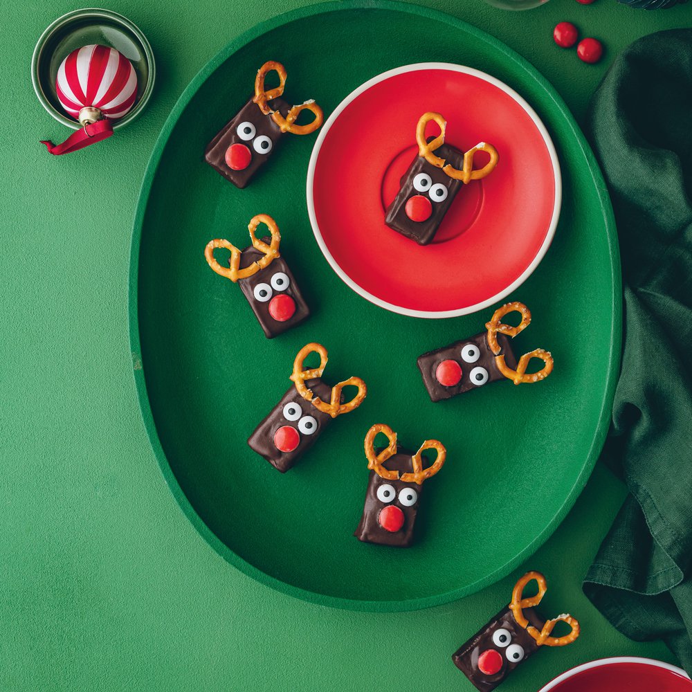 Gingerbread fudge with reindeer pretzel faces
