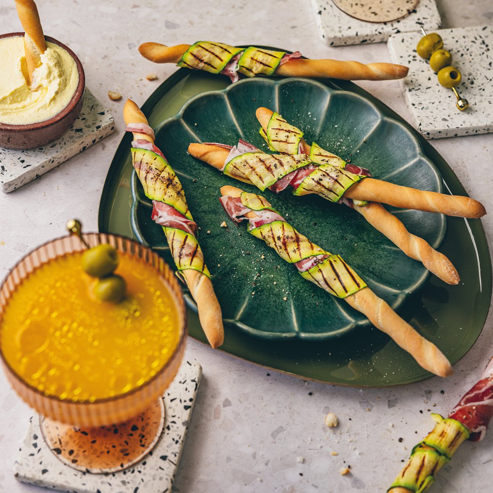 Grilled courgette and bresaola breadsticks with mascarpone dip