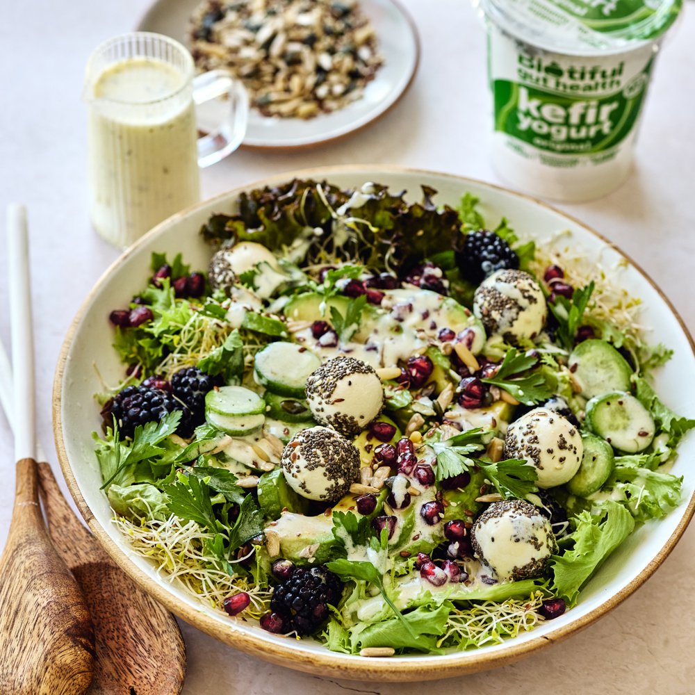 Harvest salad with Biotiful kefir dressing