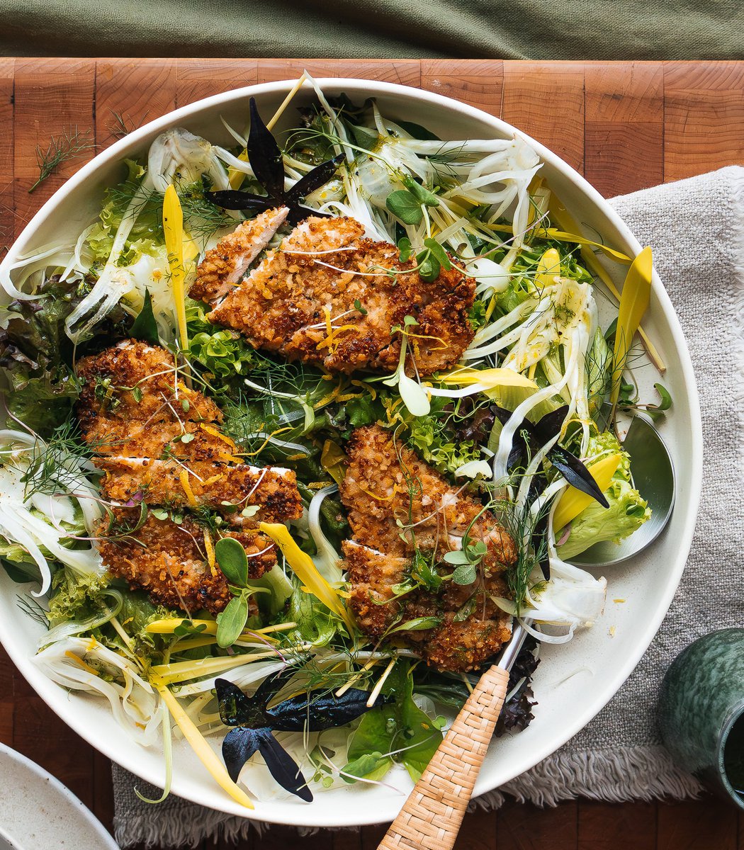 Lemon salad with vibrant mix, shaved fennel and crispy quinoa chicken