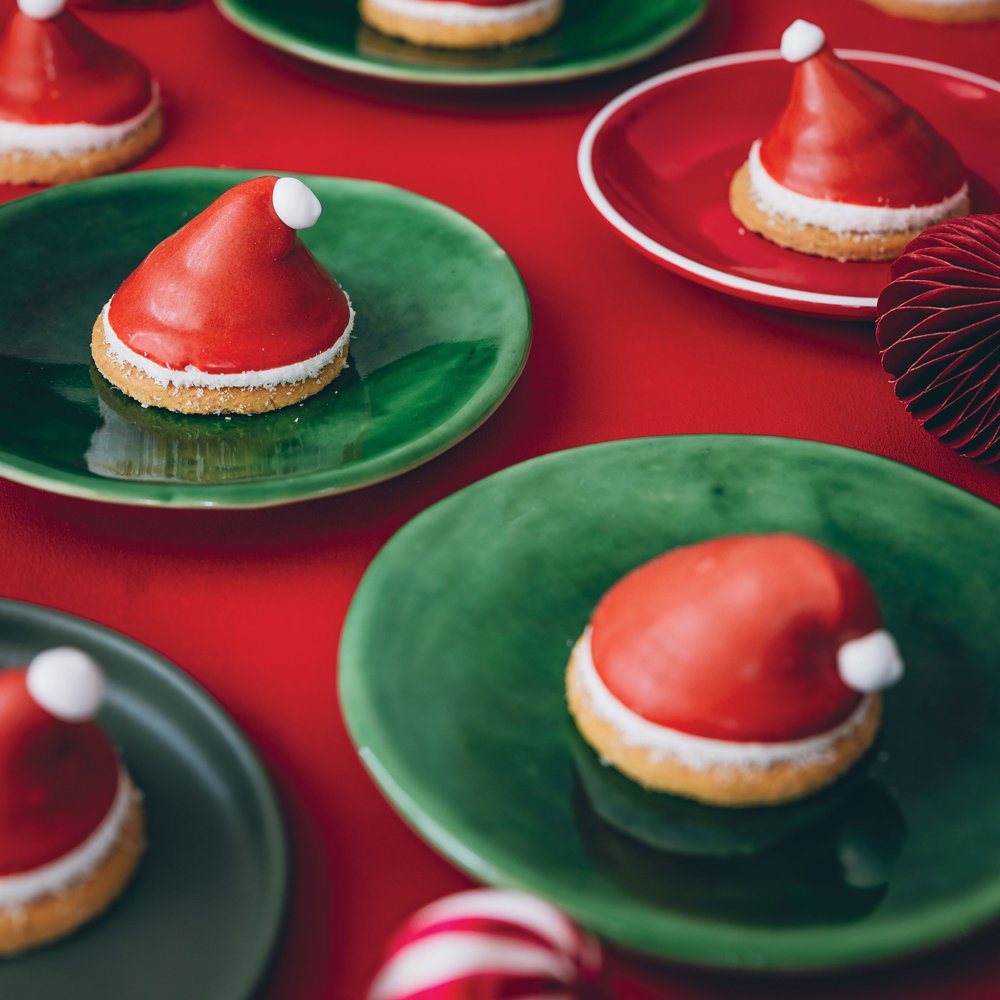 Marshmallow pie Santa hats