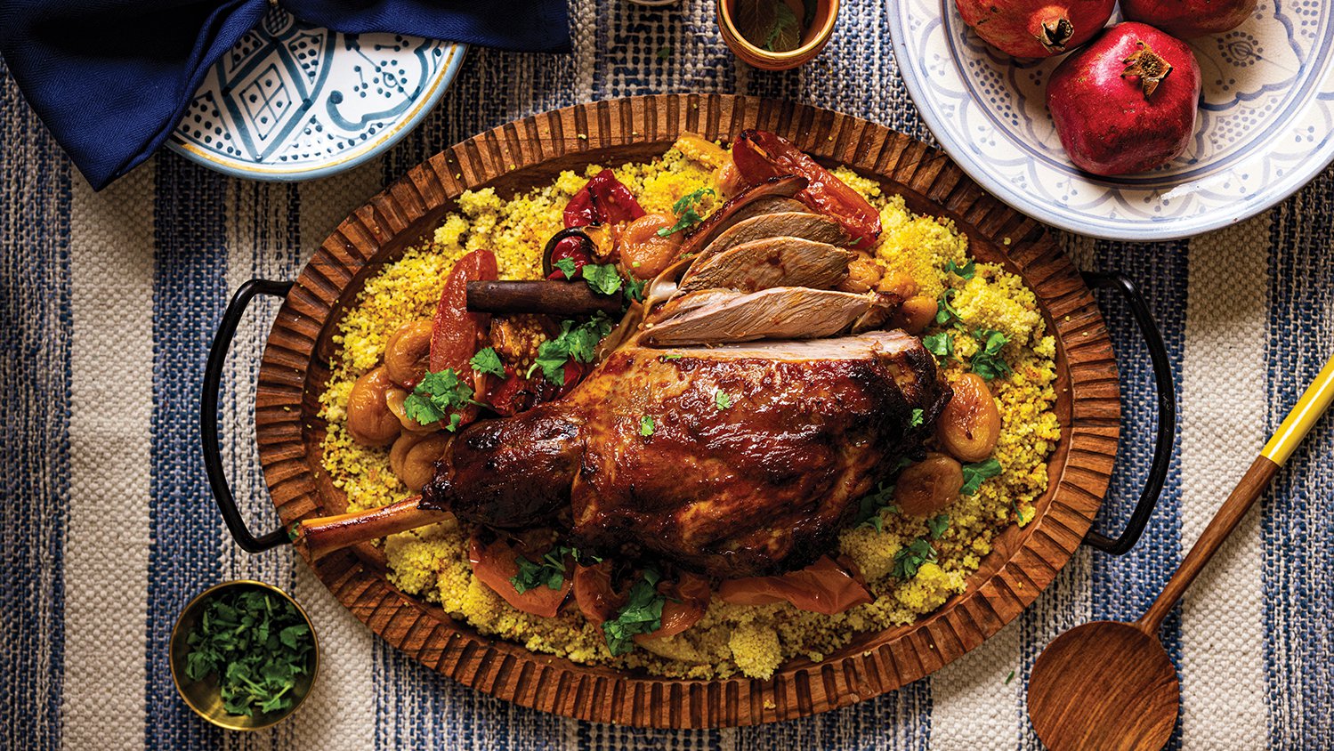 هريسة حارة وفخذ لحم ضأن مشوي مع المشمش والكُسكُس المقرمش بالزعفران