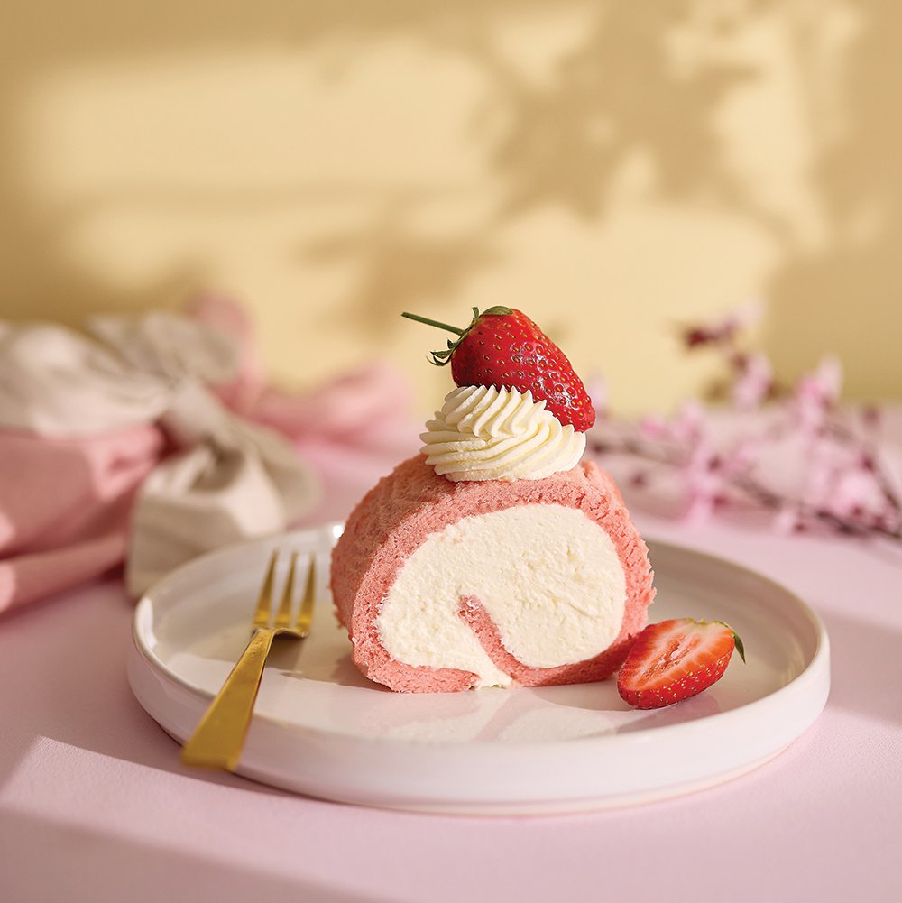 Strawberry roll cake