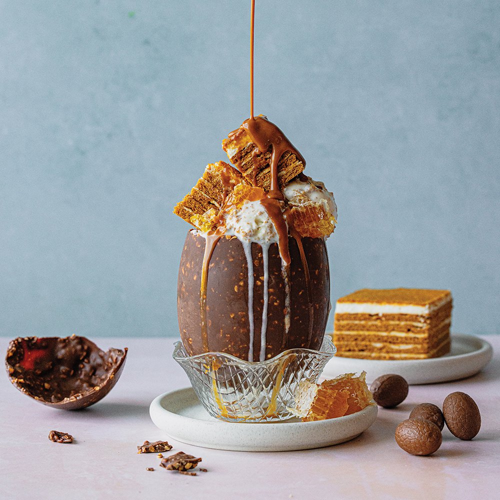 Triple honey cake golden Biscoff egg