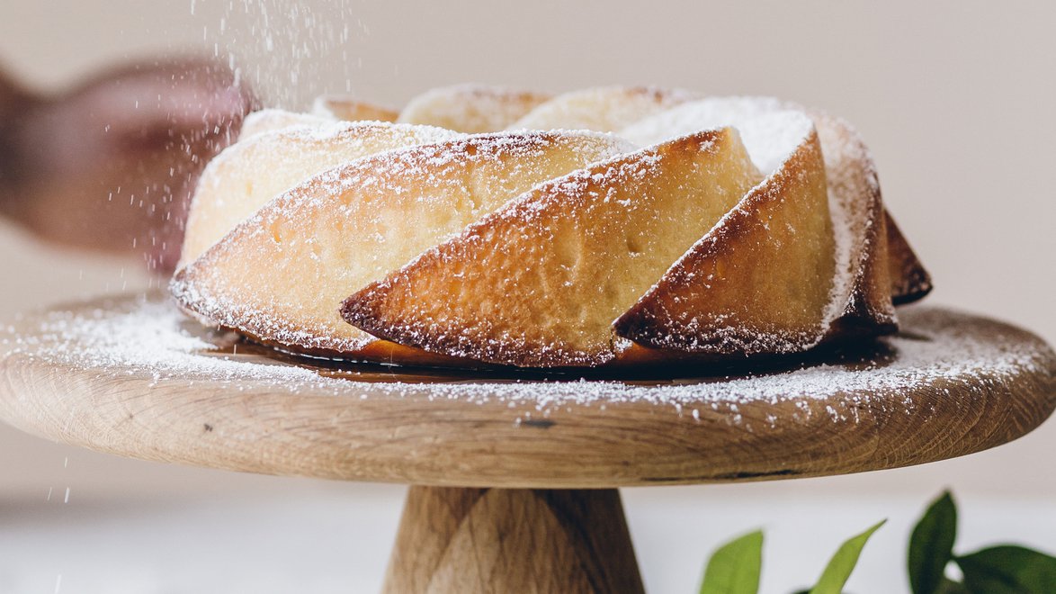 زبادي حار مع كعكة الكومبوتشا