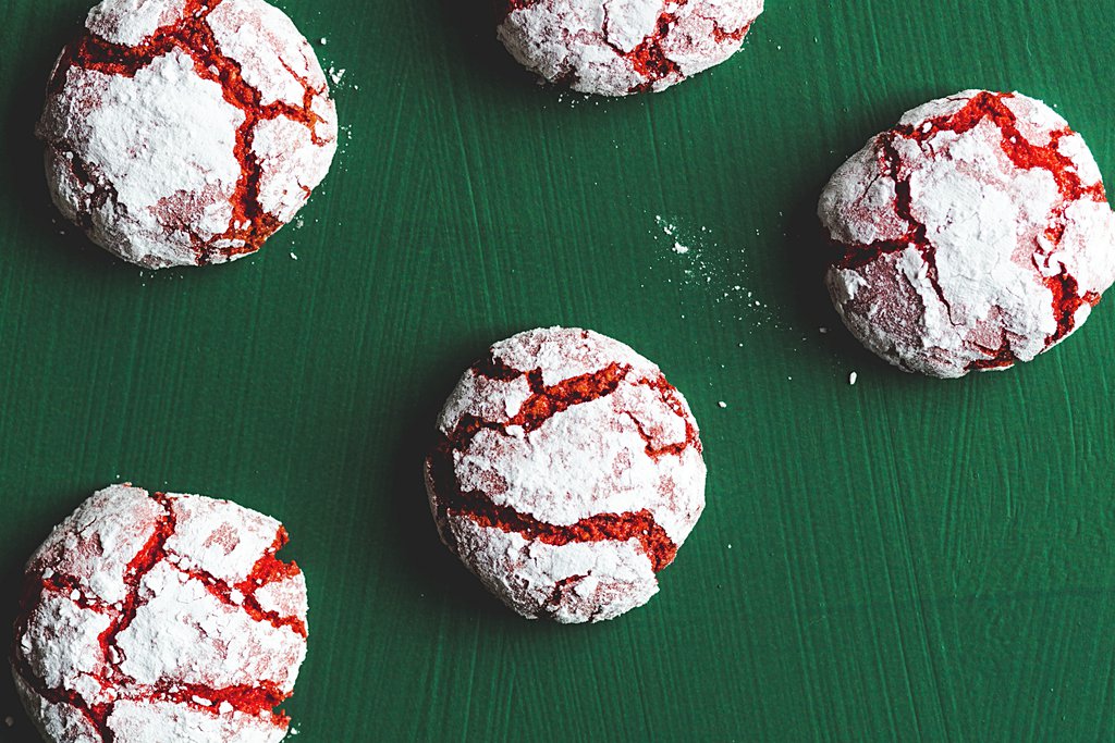 Red velvet amaretti biscuits