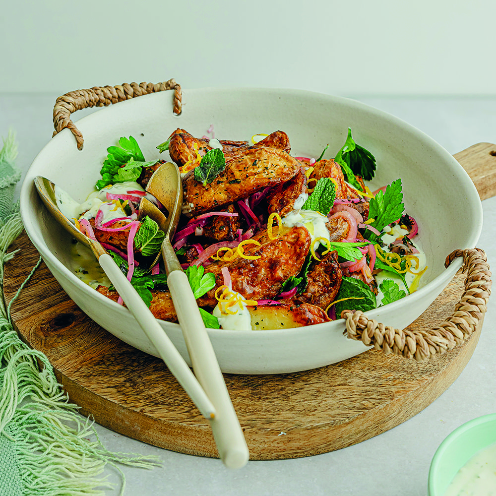 سلطة البطاطا المشوية مع البصل الأحمر المخلّل والزبادي بالنعناع