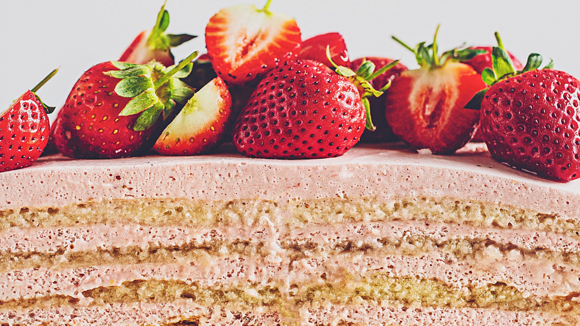 Strawberry meringue mousse cake