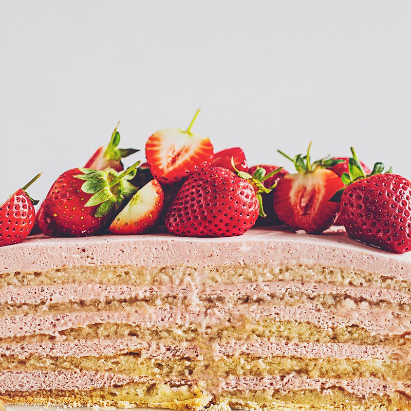 Strawberry meringue mousse cake