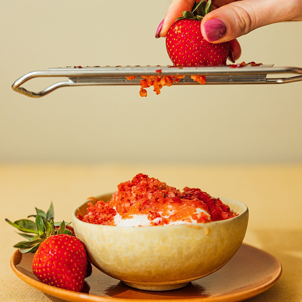 زبادي مع برش الفراولة