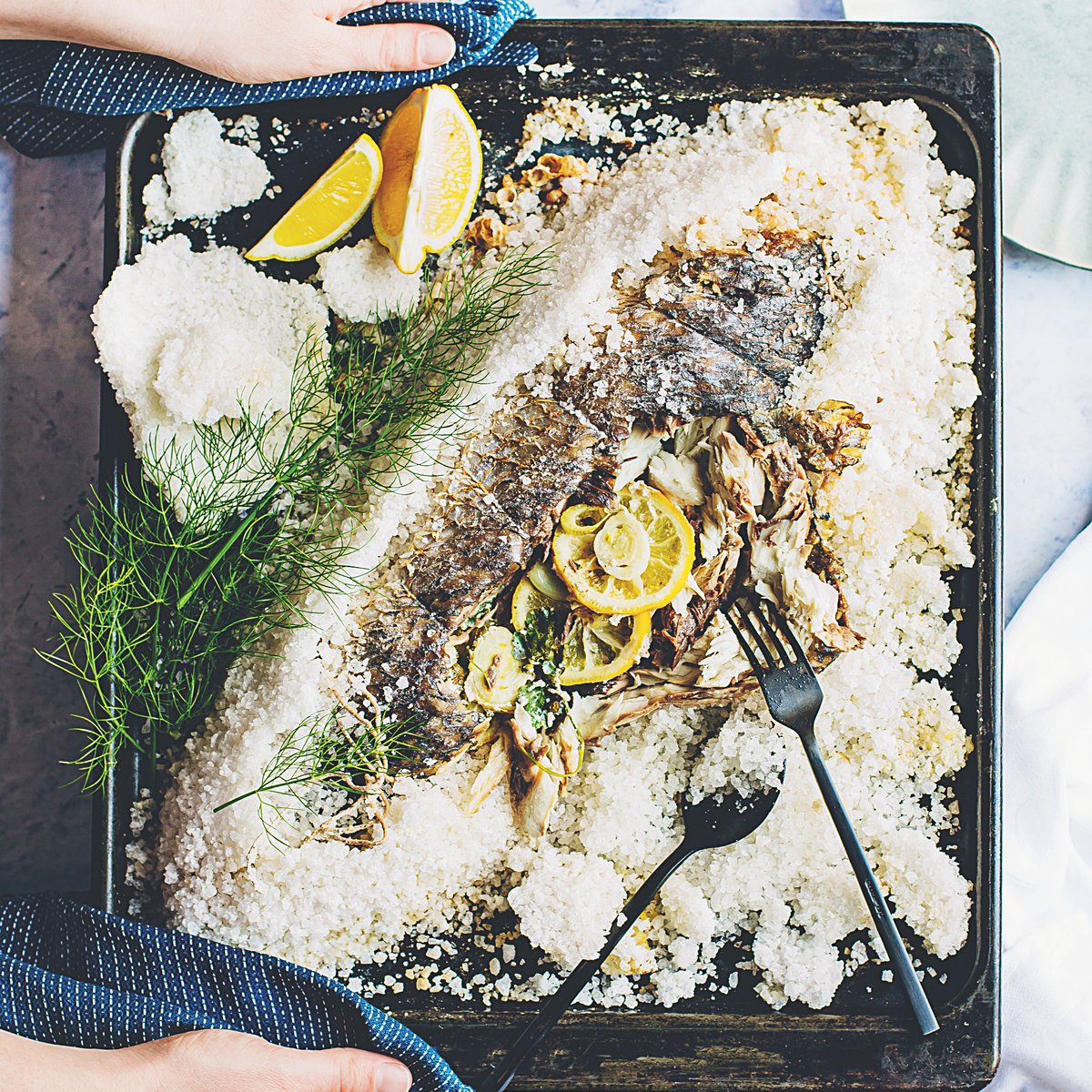 سمك القاروص المغطى بالملح