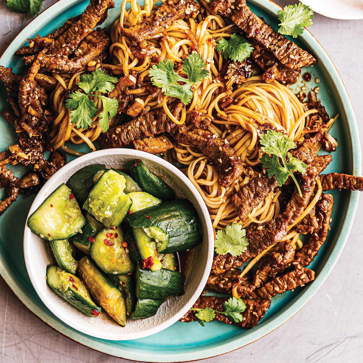 لحم سيشوان مع نودلز وخيار مملح