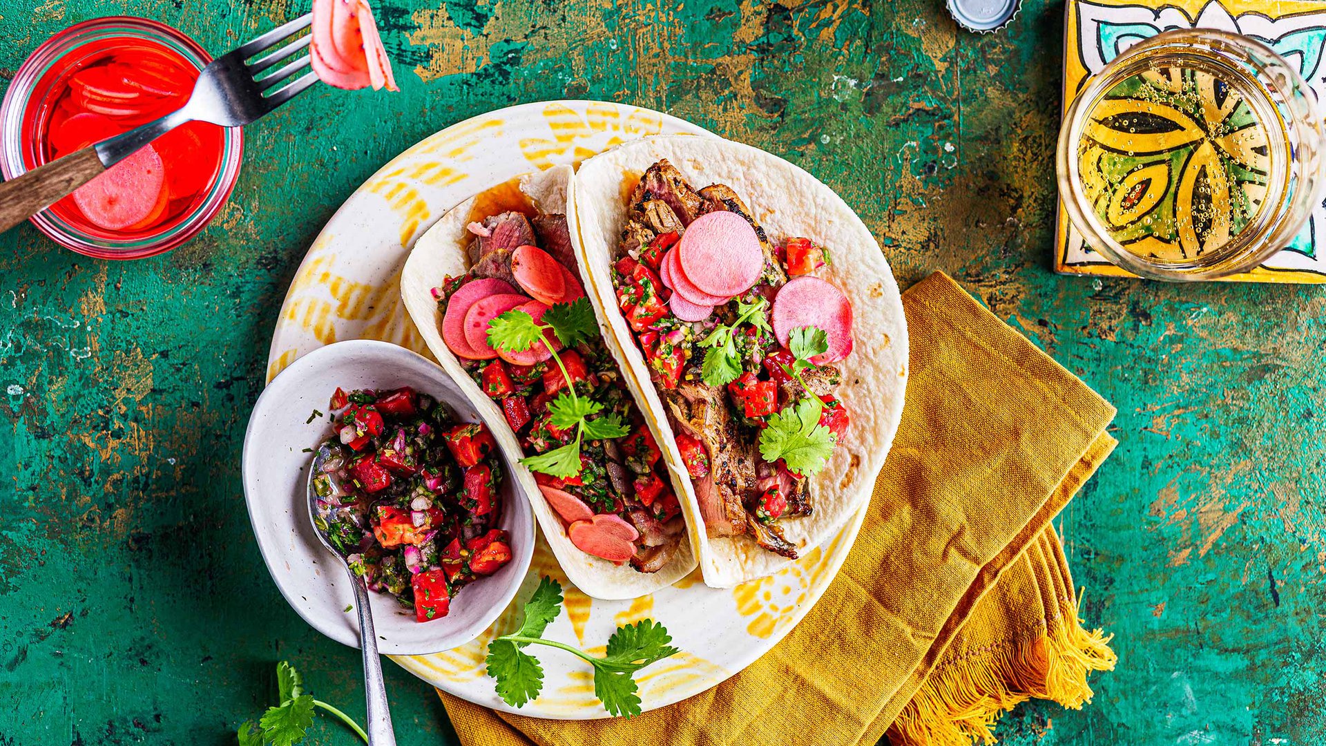 تاكو اللحم المشوي مع مخلل الفجل وصلصة الطماطم