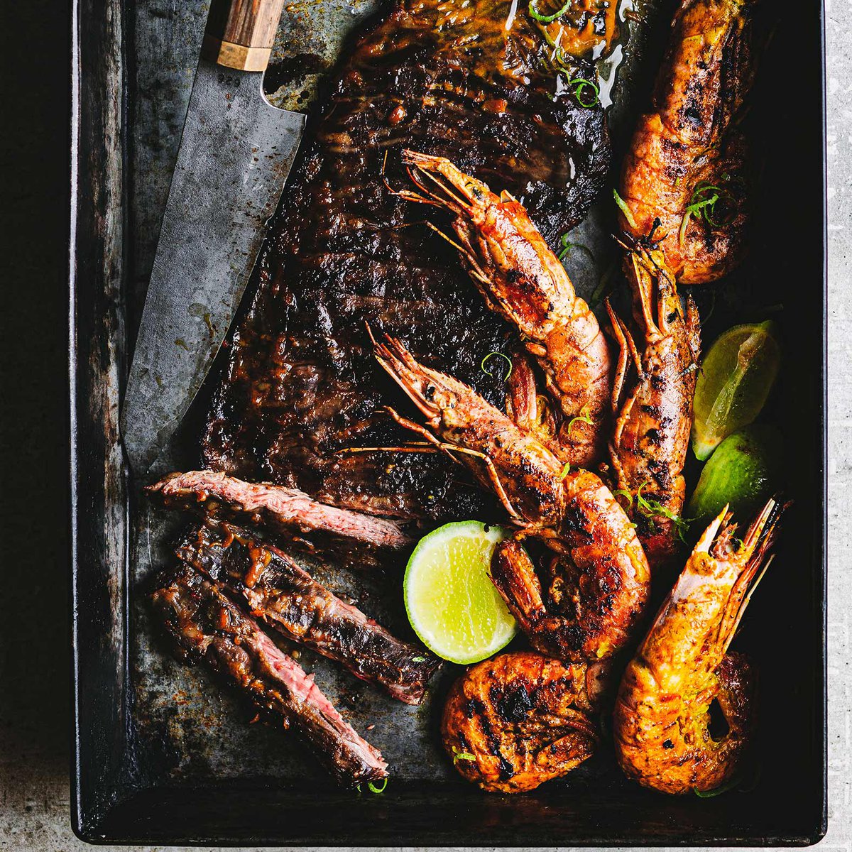 لحم الستيك بصلصة التمر هندي مع جمبري تندوري