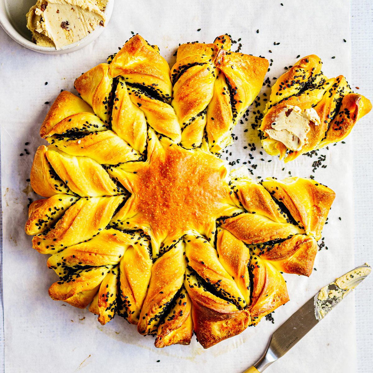 خبز بالسمسم الأسود والزعفران