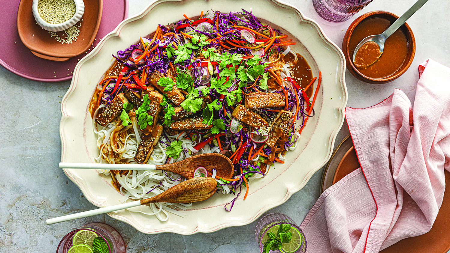 سلطة توفو ملوّنة مع نودلز الأرزّ وصلصة زبدة الفول السوداني